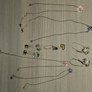 4 pairs of earrings and necklaces betsey Johnson sets